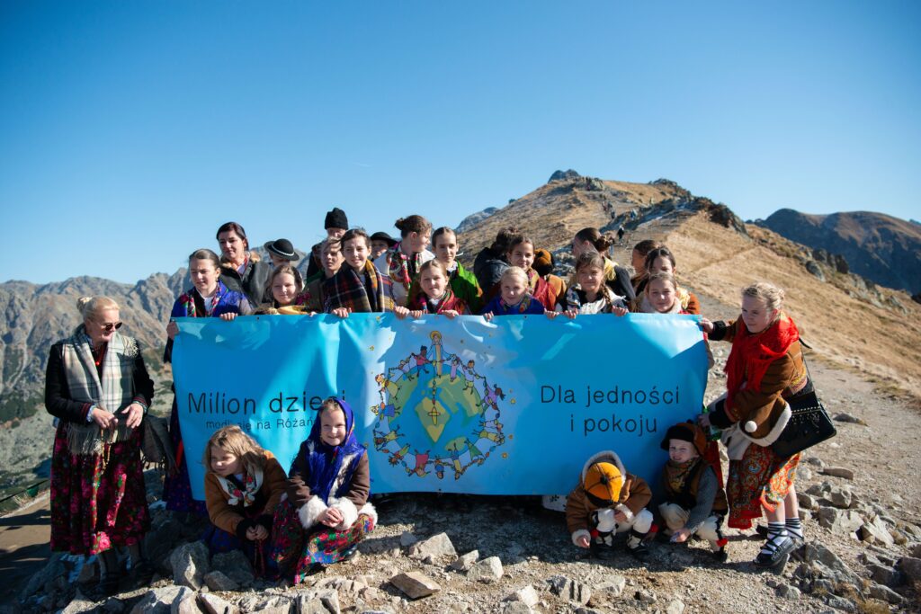 Un millón de niños rezando el rosario