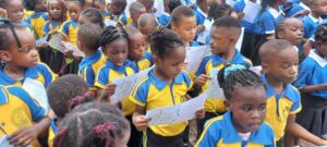 Niños rezando el rosario