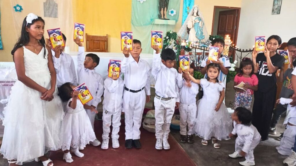 Biblia para niños en la Amazonía peruana