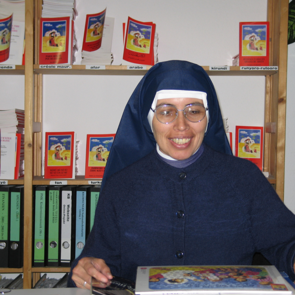 donar una Biblia a un niño